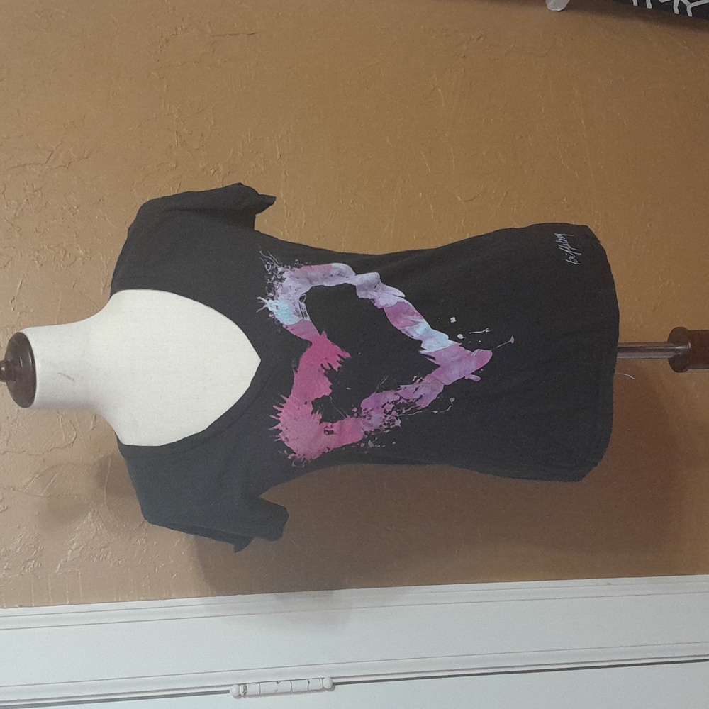 Black Billabong Tshirt size M with a pink heart